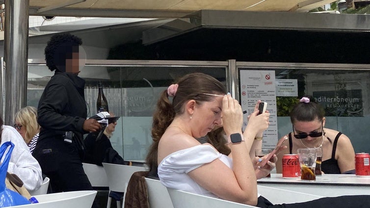 «No pude tomar nada porque la camarera no entendía valenciano»: la excusa de un cliente de bar que no convence