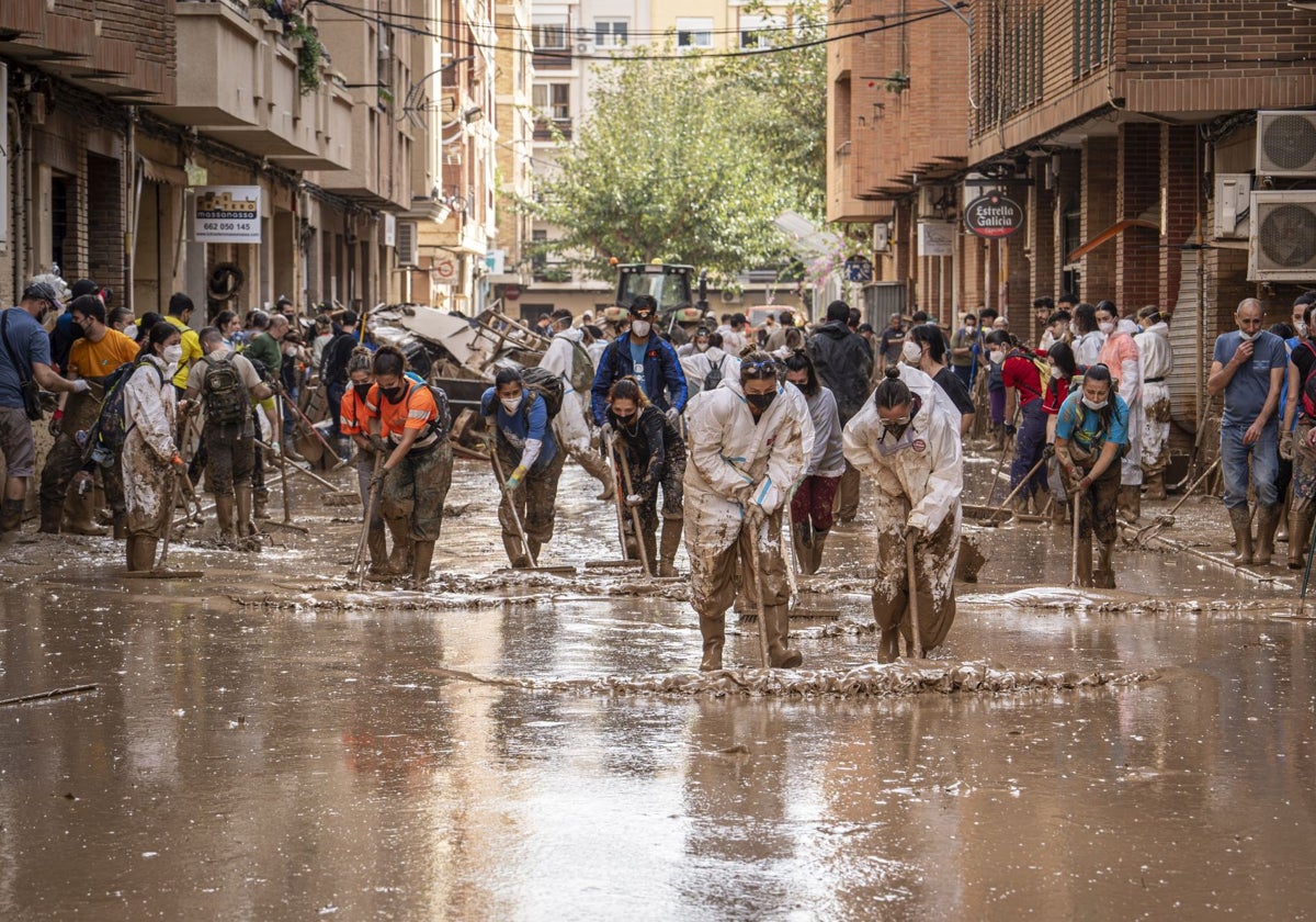 Imagen de voluntarios en Catarroja (Valencia), días después de la dana del 29 de octubre