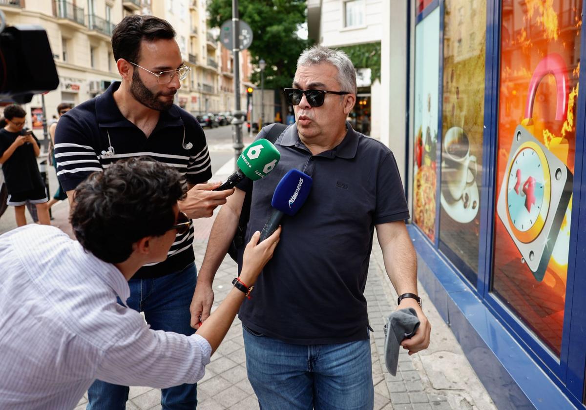 El exsecretario de Organización del PSOE Santos Cerdán junto a varios periodistas en las inmediaciones de su domicilio