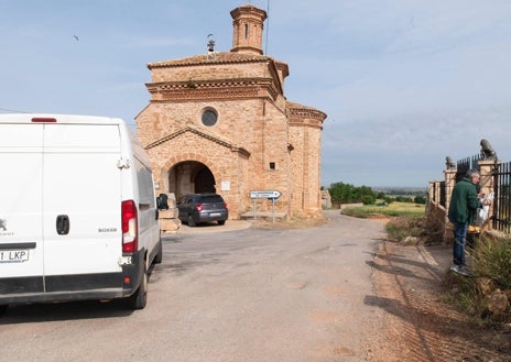 Imagen secundaria 1 - Arriba, Consuelo Guillén despacha pan en su negocio de Burbáguena (Teruel). Abajo, Jesús en ruta a Cucalón y Lanzuela