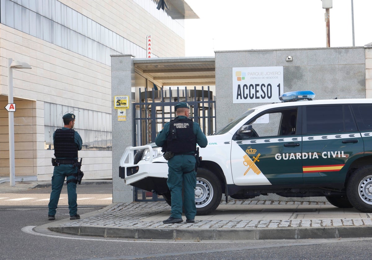 Agentes de la Guardia Civil en el Parque Joyero