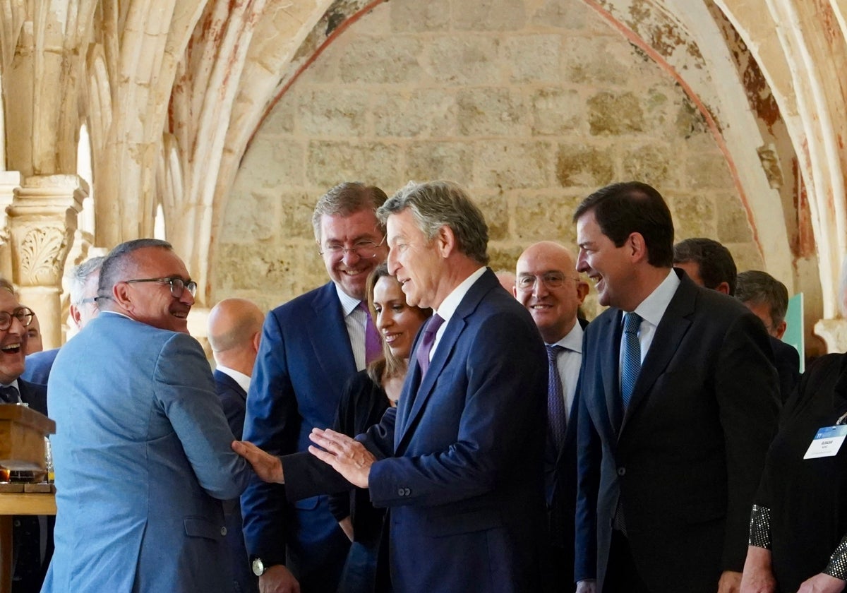 El presidente del PP, Alberto Nuñez Feijóo, junto al presidente de la Junta de Castilla y León, Alfonso Fernández Mañueco, en la clausura del Congreso de Empresa Familiar