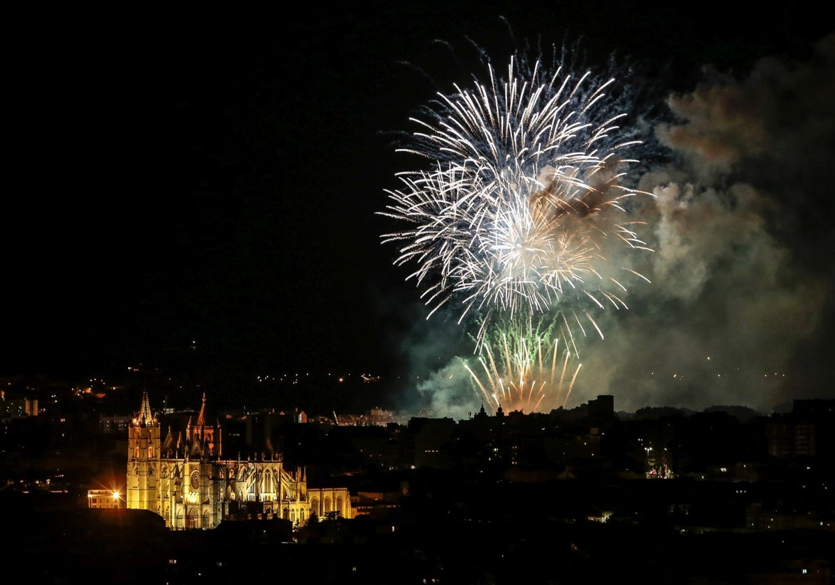 Fuegos artificiales en una edición pasada de las fiestas de San Juan y San Pedro en León