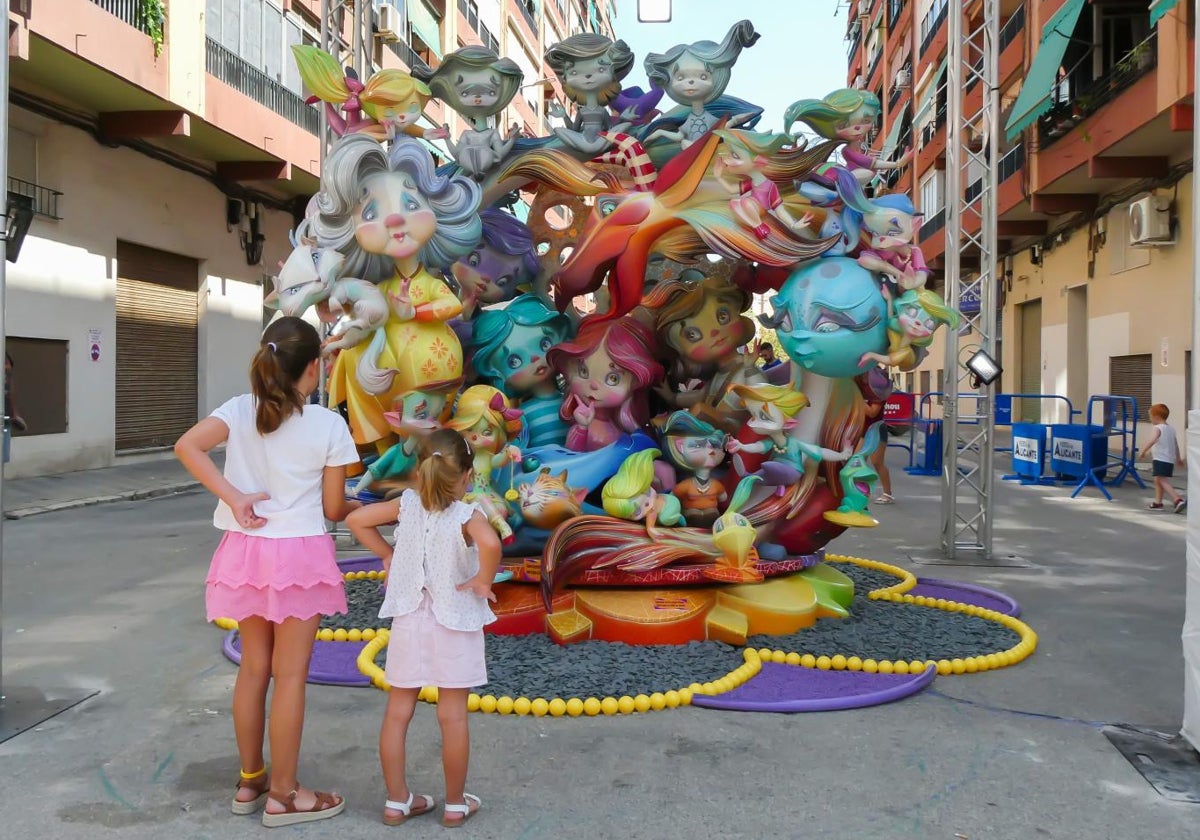Dos niñas contemplan la Hoguera Florida Portazgo, ganadora de este año del concurso en la Categoría Especial Infantil