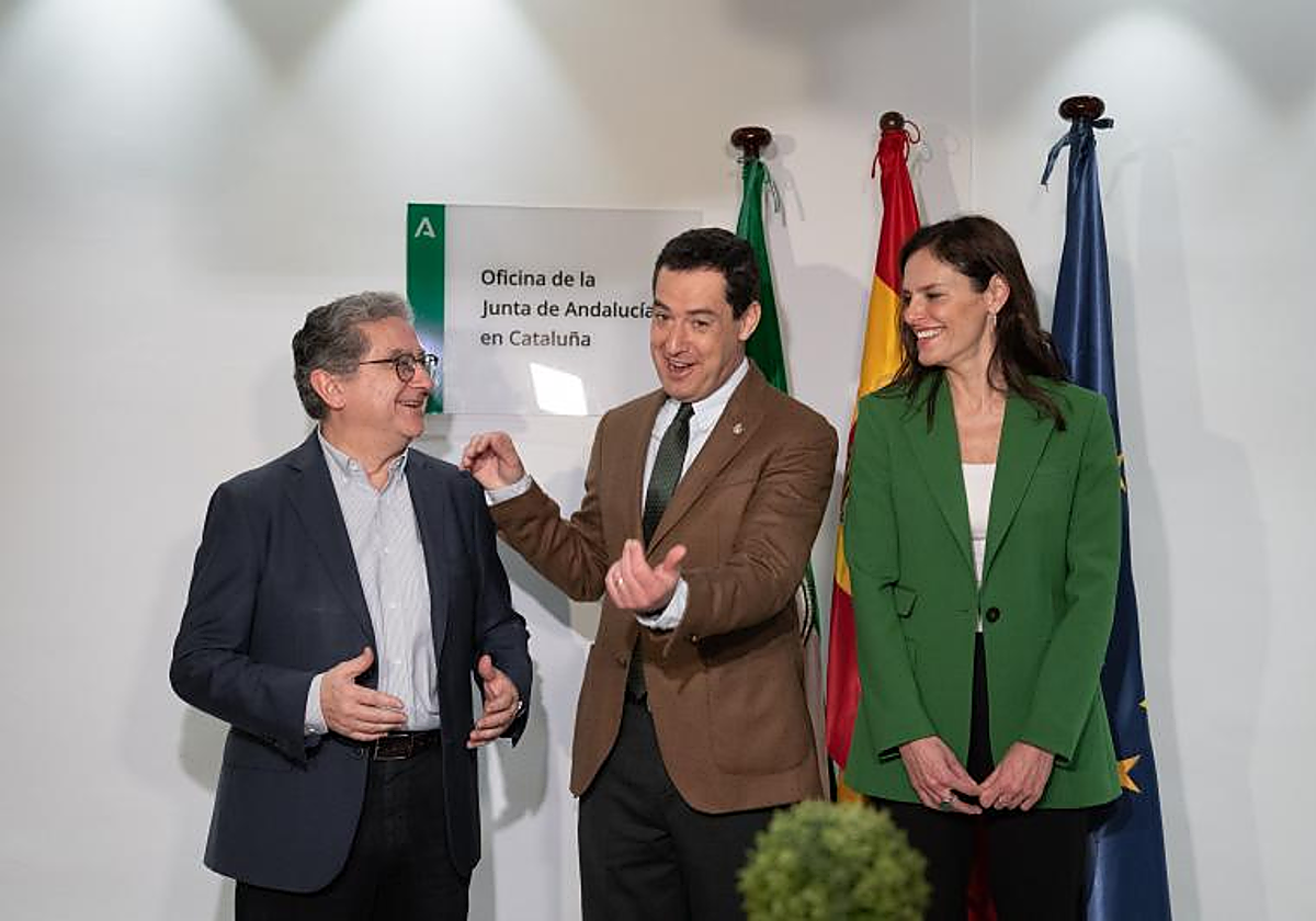 Enric Millo, Juanma Moreno y Esperanza García, en marzo de 2023, durante la presentación de la sede de la Junta de Andalucía en Barcelona