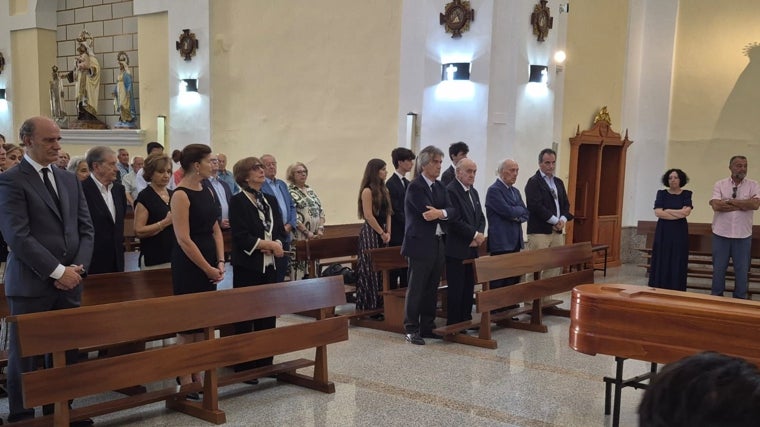 La familia Lozano durante la misa funeral