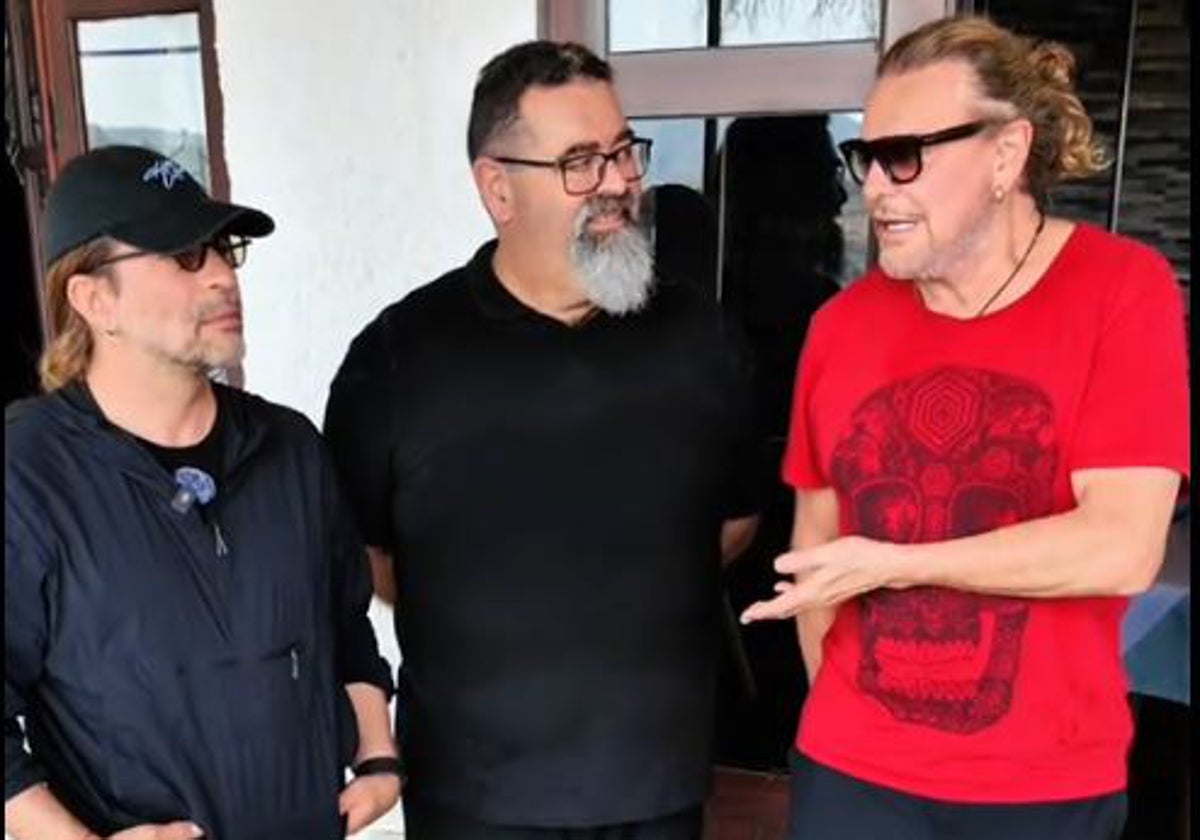 Maná junto con el responsable del establecimiento