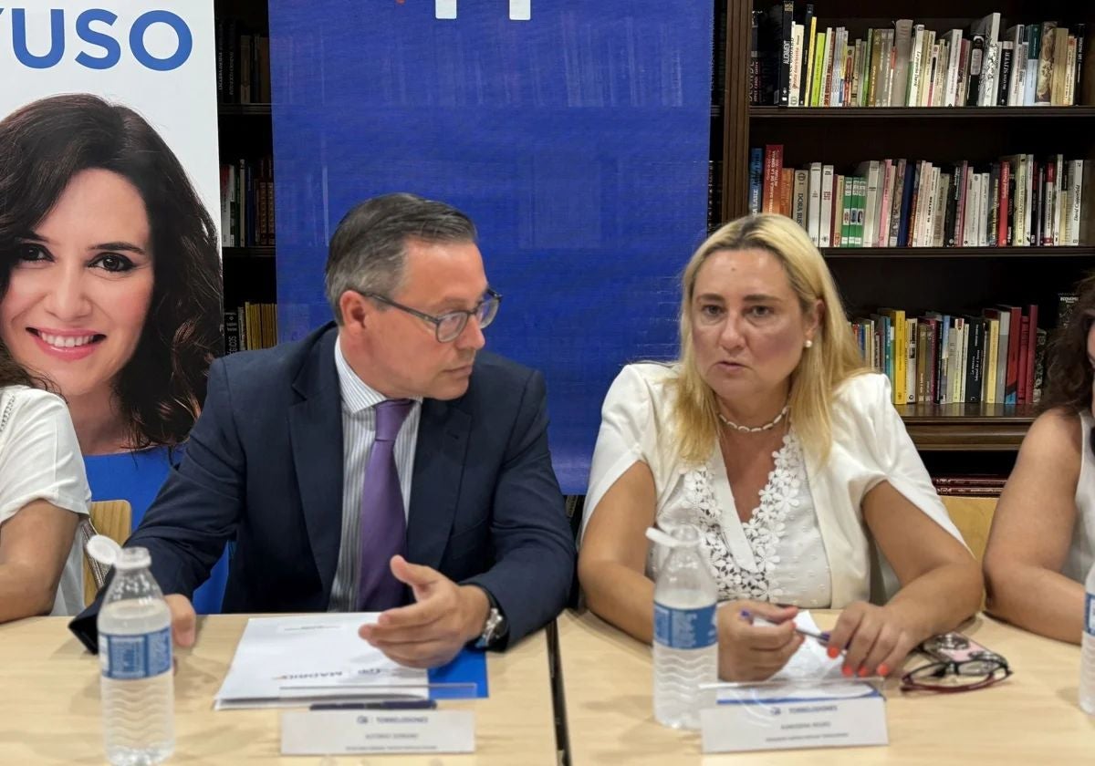 El secretario general del PP de Madrid, Alfonso Serrano, con la alcaldesa de Torrelodones, Almudena Negro