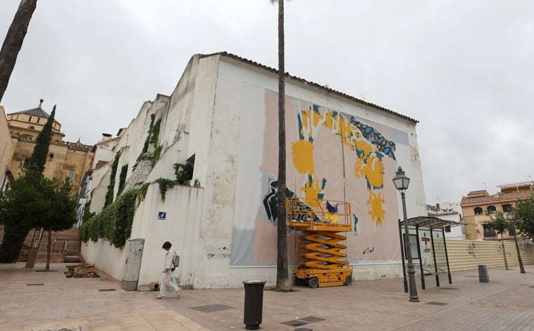Imagen principal - Casi seis años lleva el grupo hotelero y de restauración español intentando que cuaje su aterrizaje en Córdoba, donde ha hecho dos compras estratégicas a escasos metros de la Mezquita: Cardenal González (números 56, 58 y 60) y el antiguo Hostal El Triunfo en Corregidor Luis de la Cerda frente al muro sur del monumento. Y la inversión ha traído premio: la Real Aduana de Córdoba y la Alcaicería. Dos edificaciones de los siglos XII cuyos rstos integrará en sendos hoteles de alta gama que podrían abrir entre 2026 y 2027