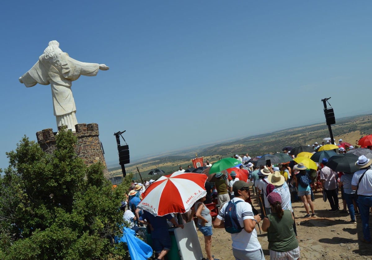 La celebración se lleva a cabo en la explanada junto a la atalaya del Mogorro