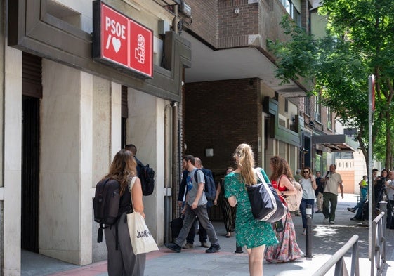 La UCO en Ferraz: la imagen que roza la línea roja de los socios con Sánchez