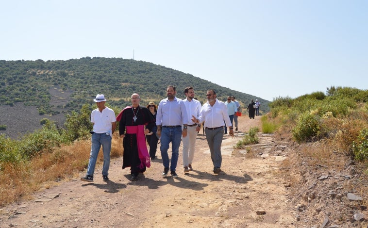 Imagen principal - Representantes públicos han acompañado a los vecinos de La Nava en el acto religioso