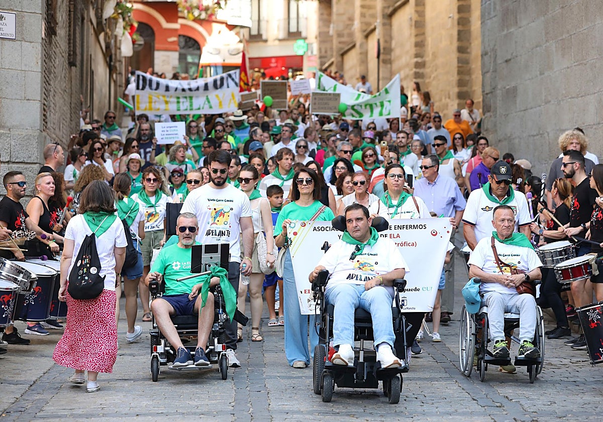 Más de medio millar de personas participan en la Marcha solidaria contra la ELA