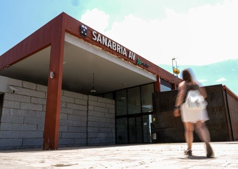Imagen secundaria 1 - Las quejas por la supresión de paradas del AVE en Sanabria en las horas que permiten compatibilizar la vida laboral, estudiantil... es el «monotema» en esta comarca, con parada de tren donde el malestar se acumula por ver que eliminan frecuencias para agilizar el trayecto entre Madrid y Galicia, pero los retrasos son diarios