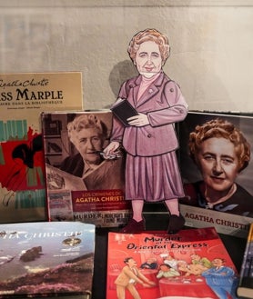 Imagen secundaria 2 - Sobre estas líneas atrezo que se puede ver en la exposición, entre ellos el utilizado en la serie 'Mis Marple', y libros sobre la autora y sus personajes