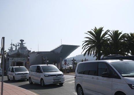 Imagen secundaria 1 - Vecinos Ceuta se acercaron a la vallas del puerto para ver la llegada de la fragata y del Juan Carlos I, así como la salida de la princesa en la comitiva de seguridad.