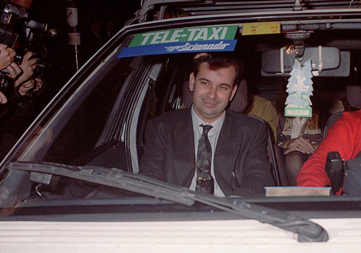 El secretario judicial del caso Filesa, Ricardo Rodríguez, abandonando la sede del PSOE el 18 de noviembre de 1992
