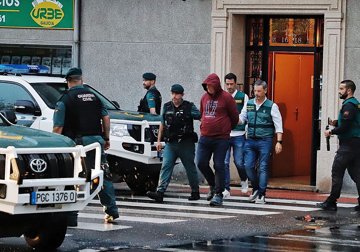 Roger Serafín Rodríguez sale de su vivienda con tres agentes después de un registro policial (archivo)