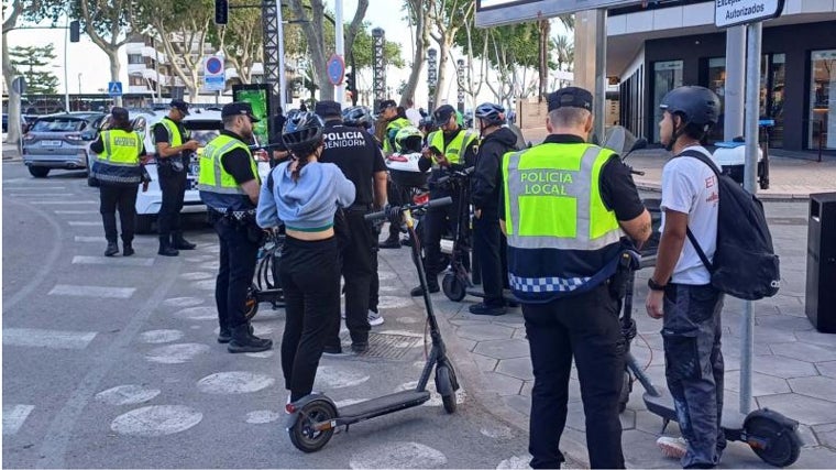 Policías locales de Benidorm revisan que usuarios de patinetes eléctricos cumplen con la ordenanza municipal