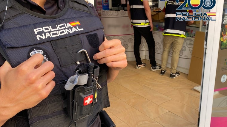 Una de las inspecciones en un establecimiento, durante la operación policial