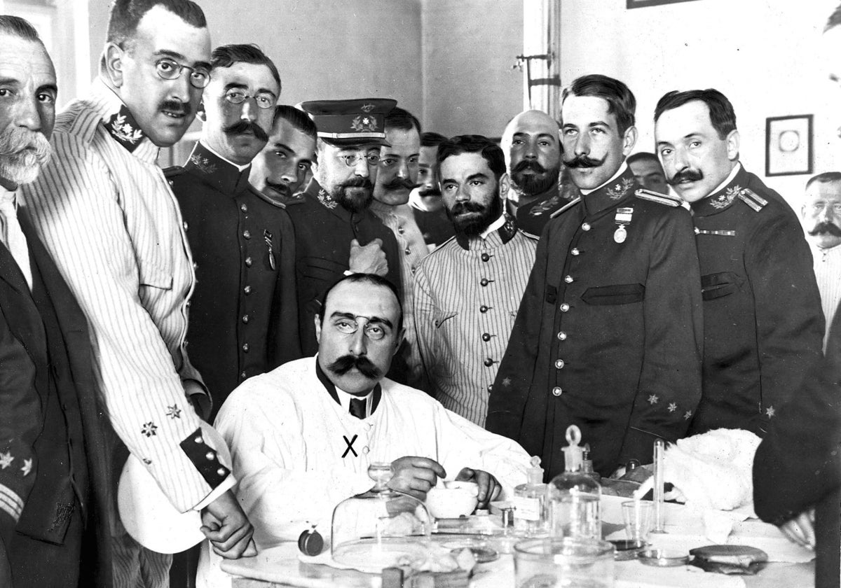 El doctor Bandelac (señalado con una 'x' en la imagen) junto a otras personas, preparando la primera inyección 606 en el Hospital Militar de Carabanchel, en 1910