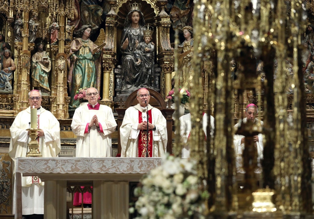 El arzobispo de Toledo, Francisco Cerro Chaves, este domingo con la Custodia de testigo