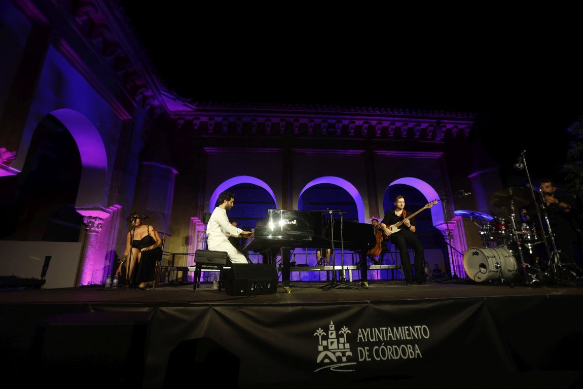 El Pele y Chico Pérez deslumbran con su talento en la Noche Blanca del Flamenco en Córdoba, en imágenes