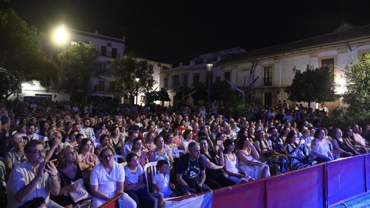 Público en uno de los conciertos de la Noche Blanca