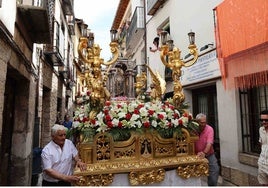 Pastrana celebra el Corpus guiado por la Custodia barroca del siglo XVII