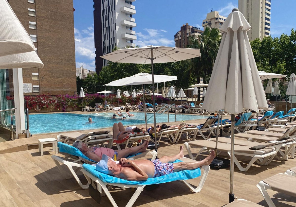 Imagen de archivo de una piscina comunitaria en la Comunidad Valenciana