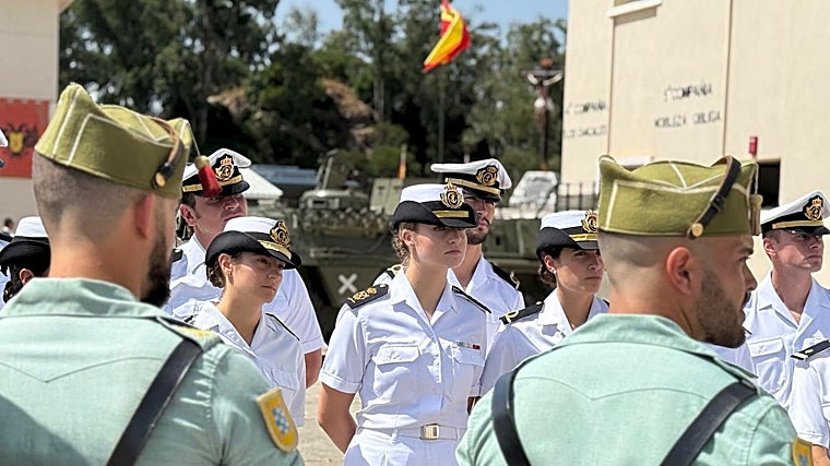 La Princesa Leonor y sus compañeros formados en el acto