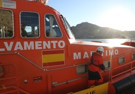 Trece inmigrantes heridos con quemaduras en dos pateras localizadas en Alicante con nueve menores y 23 adultos