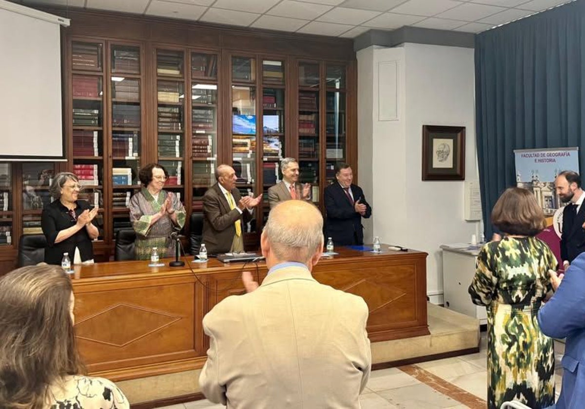 Enrique Garrido, a la derecha de la imagen, recibe en Sevilla el aplauso por su tesis