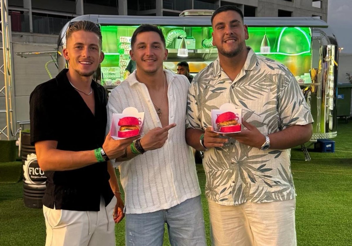 Carracedo e Isma Ruiz disfrutan juntos de una hamburguesa en el festival Córdoba Live