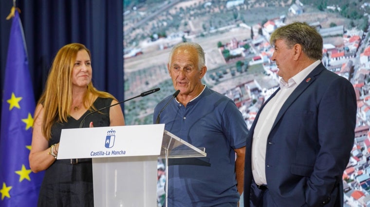 La alcaldesa de Cebolla y los alcaldes de Mesegar de Tajo (centro) y Montearagón intervinieron en el acto institucional de inauguración