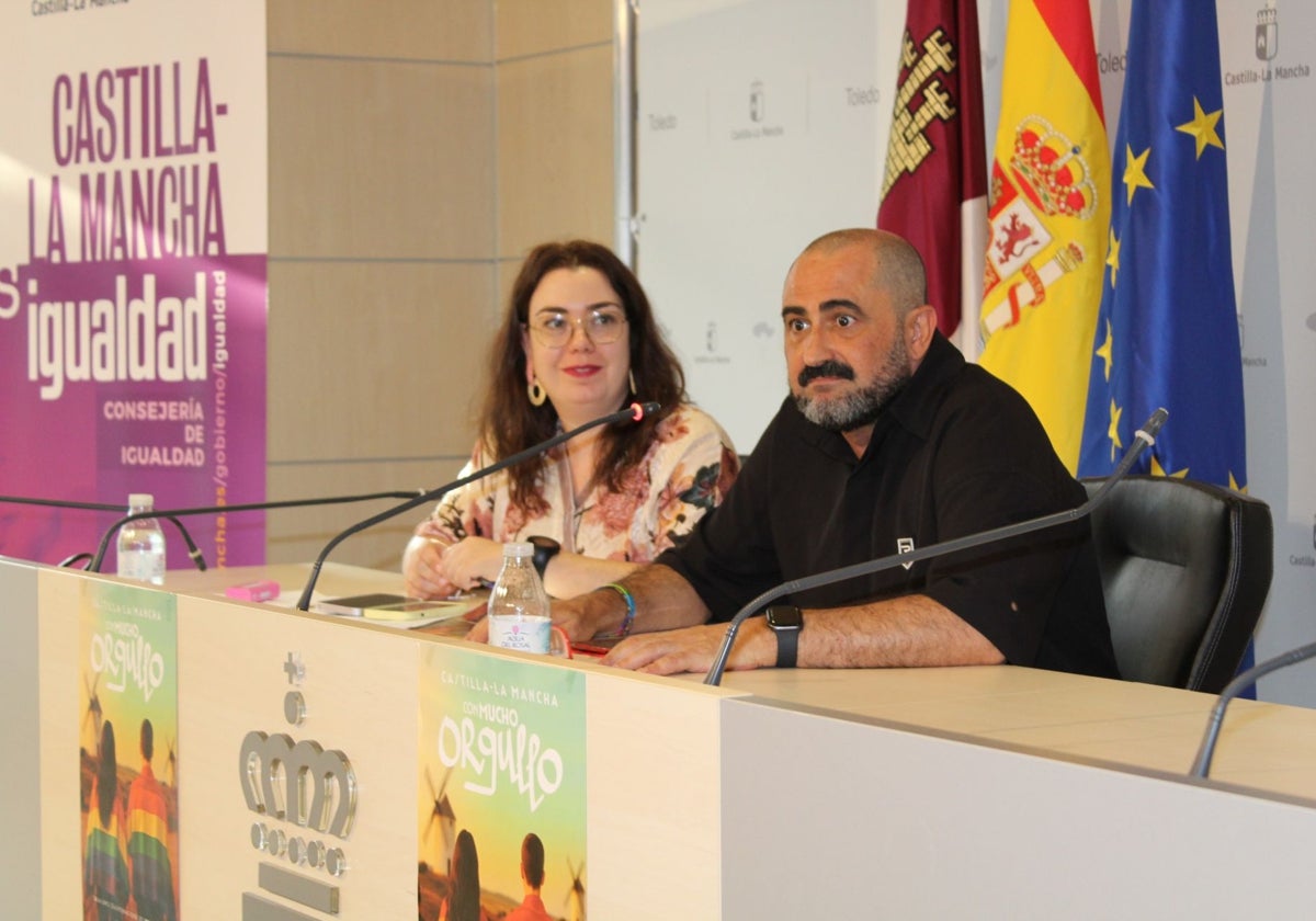 El vicepresidente de la Fundación Pedro Zerolo, junto a la delegada provincial de Igualdad, Nuria Cogolludo, durante el acto conmemorativo por los 20 años del matrimonio igualitario.
