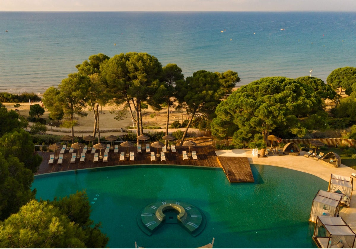 Piscina Pura junto al Mediterráneo, donde destacan a la derecha las camas balinesas en las que los usuarios gozan de bebidas, salmón marinado y una botella de Moët & Chandon