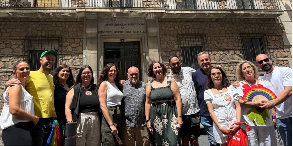 CCOO Toledo luce la bandera del colectivo LGTBI+: «PP y Vox quieren devolvernos al armario»