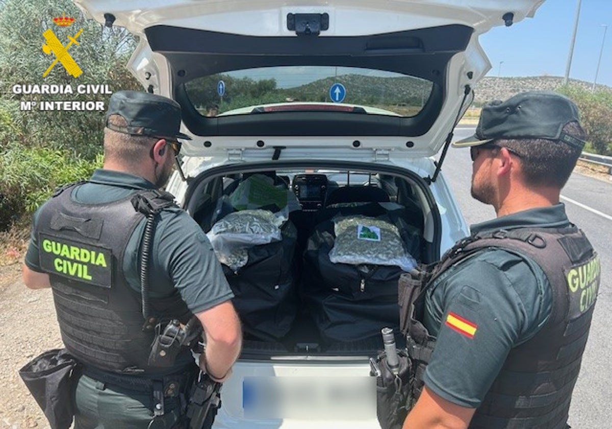 Imagen de dos guardias civiles con el cargamento de marihuana intervenido en Benicarló