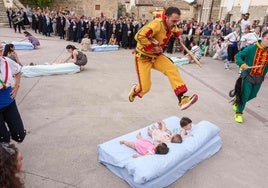 El Colacho, la fiesta en la que un diablo salta sobre recién nacidos en Burgos