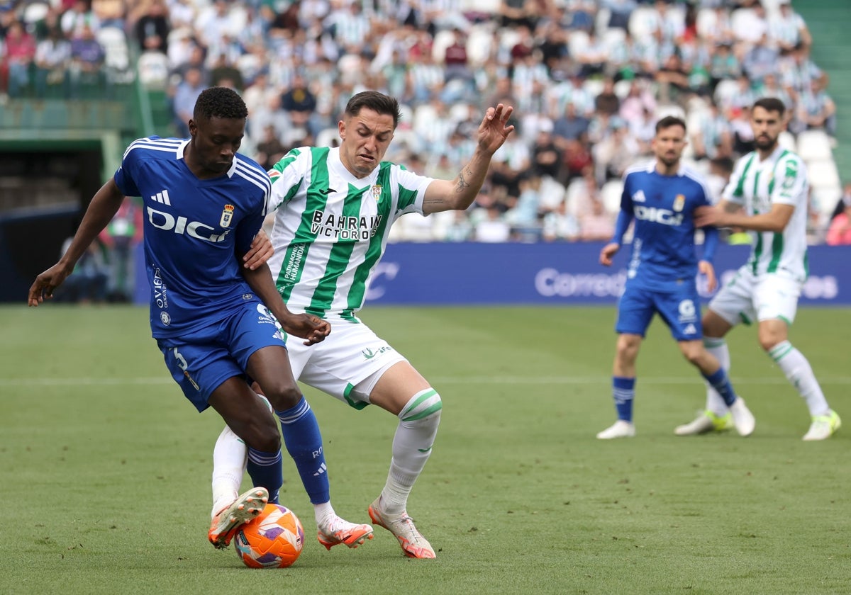 Carracedo pelea por el balón ante un rival del Oviedo esta temporada