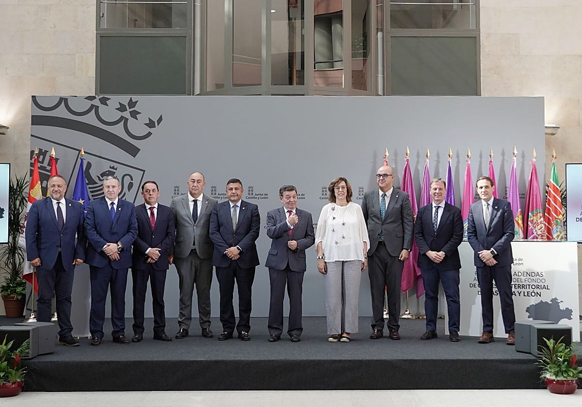 El consejero de la Presidencia, Luis Miguel González Gago, preside el acto de firma de las adendas al convenio del Fondo de Cohesión Territorial con las diputaciones provinciales