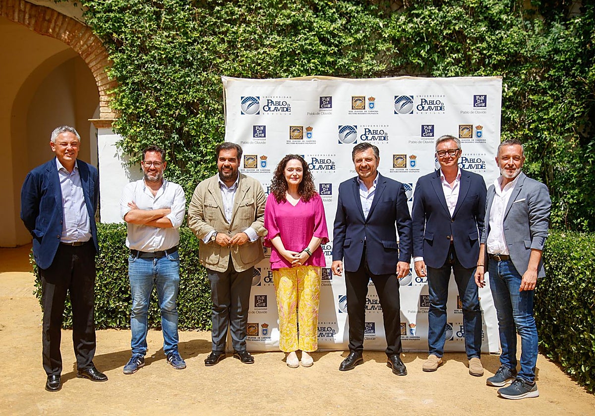 Foto de familia antes de empezar el debate en la sede de la UPO en Carmona