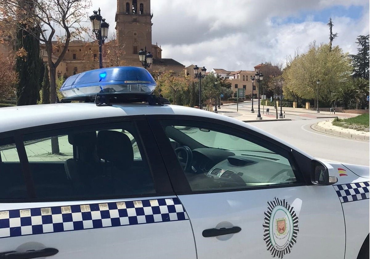 Un coche de la Policía Local en Guadix, lugar donde han ocurrido los hechos