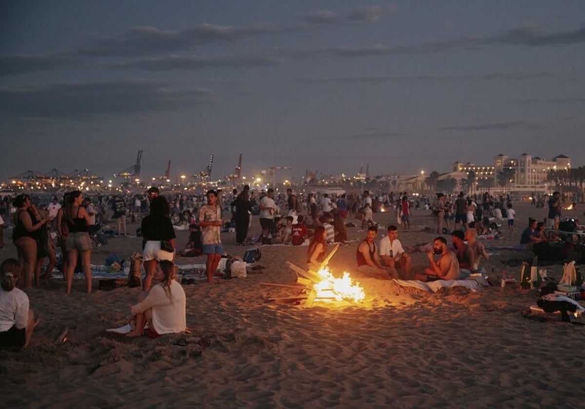 Imagen de archivo de una playa de Valencia durante la Noche de San Juan