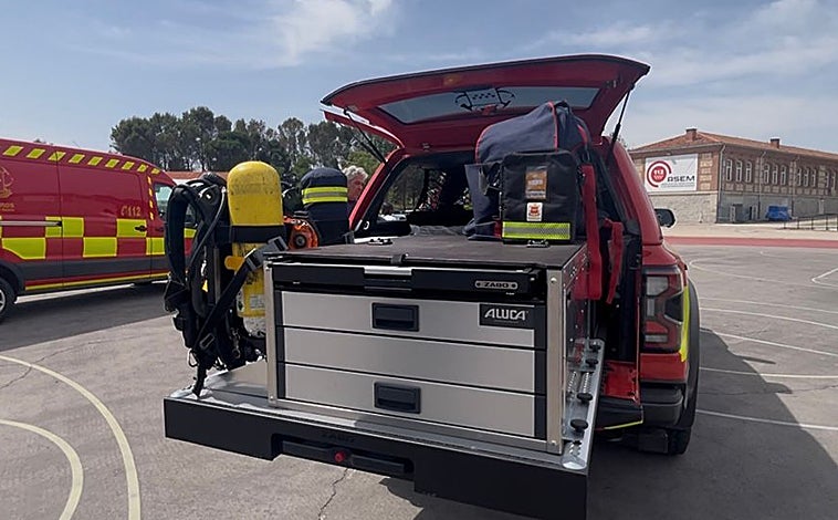 Imagen principal - El kit de intervención que llevan los bomberos en el maletero del vehículo