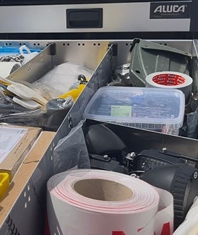 Imagen secundaria 2 - El kit de intervención que llevan los bomberos en el maletero del vehículo