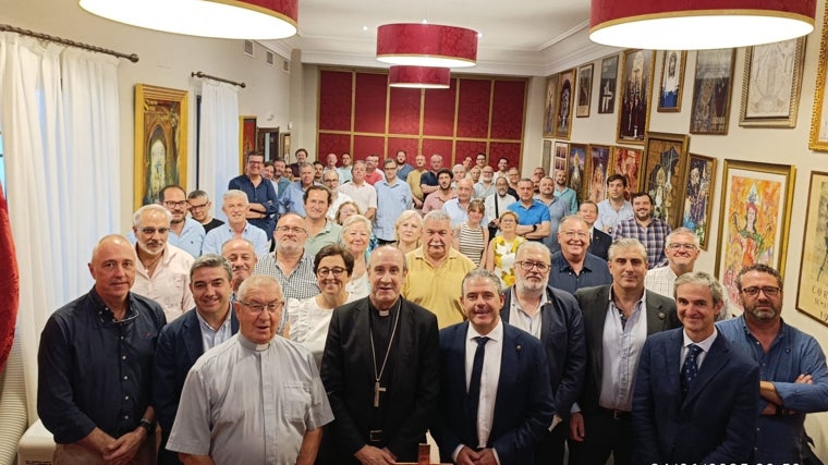 El obispo, en primer término en el centro, rodeado por integrantes de la Agrupación y asistentes a la asamblea de hermanos mayores, este martes