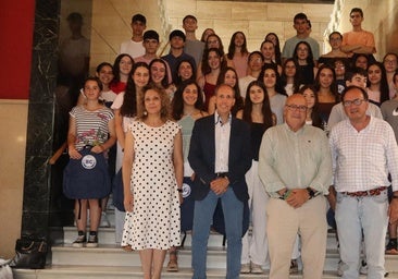 Primeras becas de excelencia 'Agustín Ortiz': la Diputación recibe a los 40 alumnos que viajarán a Irlanda