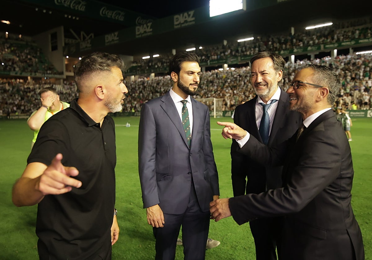 Monterrubio e Iván Ania junto al presidente y vicepresidente del Córdoba tras el ascenso hace un año